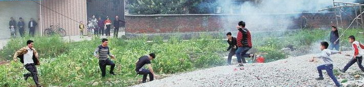 花炮爆炸后將鐵圈沖上天空,搶花炮的人群向鐵環(huán)飛出的方向奔去,尋找和搶奪鐵環(huán)。