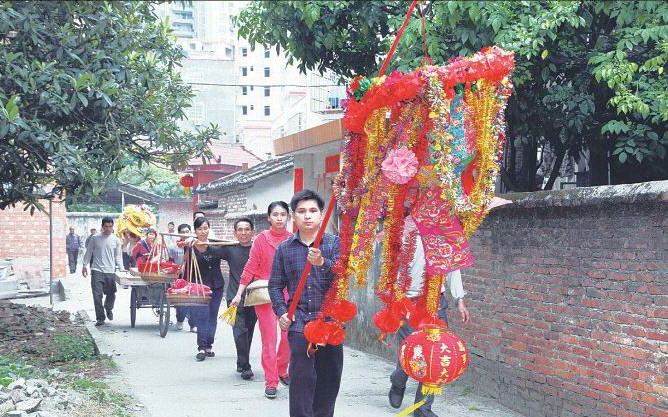 上燈隊伍浩浩蕩蕩向祠堂進發(fā)。