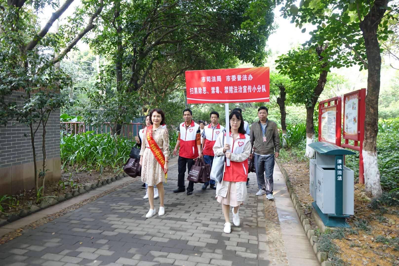 3月5日，市司法局、市委普法辦在清城區(qū)鳳城街道鳳桂園社區(qū)開展掃黑除惡、禁毒、禁賭法治宣傳活動(dòng)2.jpg