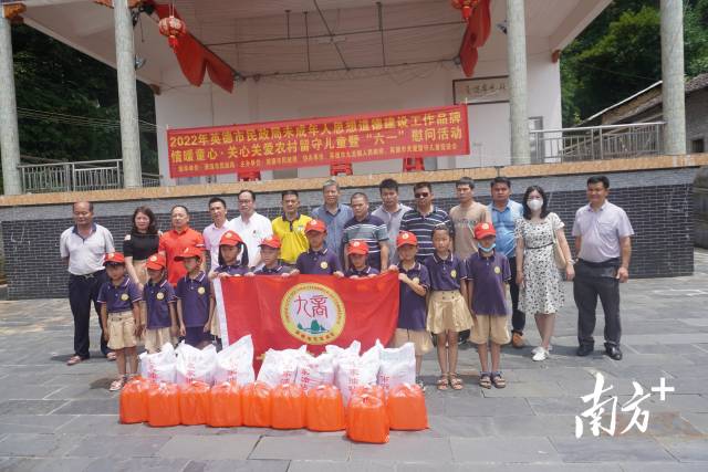 九龍商會(huì)向金造兒童成長(zhǎng)中心捐贈(zèng)米油等物資。焦瑩 攝