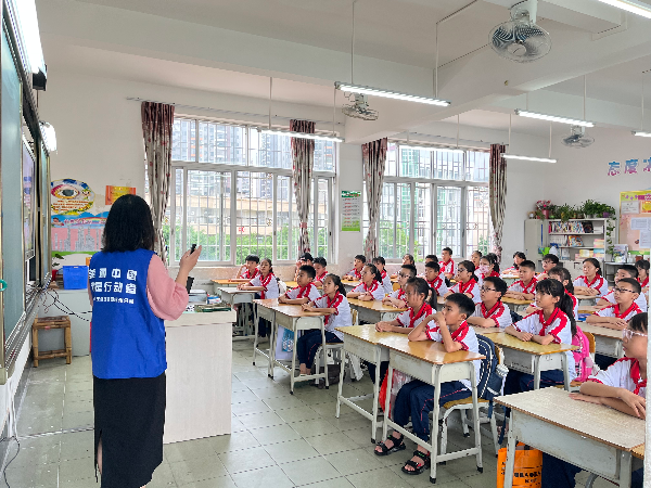 6月15日上午，連州分局工作人員到燕喜小學小學進行低碳日宣講活動 (2).jpg