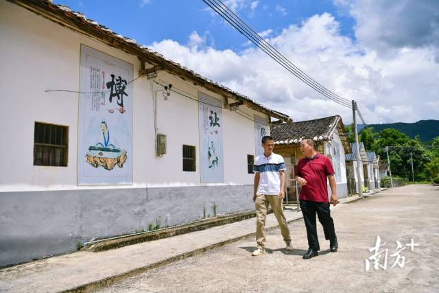 清遠市退役軍人事務(wù)局派駐園山村第一書記錢峰與留坌村小組長溝通推進該村農(nóng)旅項目。 曾亮超 攝