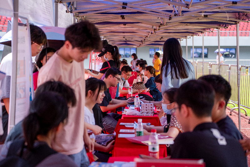 圖片一  20231021001-2023年5月27日，清遠(yuǎn)市舉辦2023年廣東省粵北片區(qū)“穩(wěn)就業(yè)促發(fā)展”大型招聘活動(dòng)，現(xiàn)場(chǎng)前來(lái)咨詢的求職者絡(luò)繹不絕。.jpg