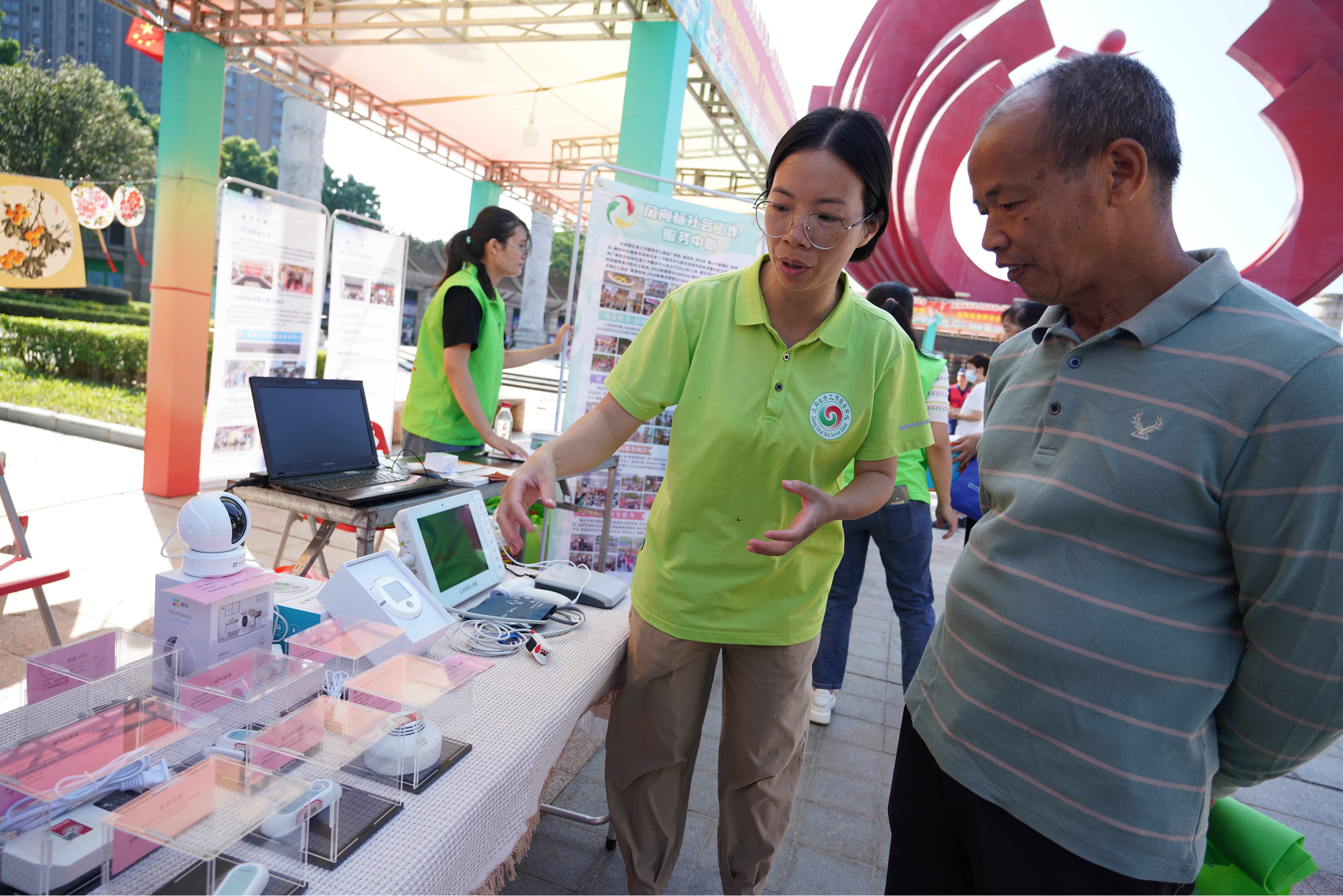 市民逛適老化產(chǎn)品展，了解涉老政策和體驗養(yǎng)老服務(wù)。清遠(yuǎn)日報記者 劉淑芳 攝 劉淑芳 攝 劉淑芳 攝